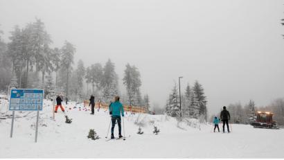 Bild: dtr
Während sich erfahrene Nachwuchsskifahrer beim Langlauf mit den Eltern auspowerten, versuchte sich der Anfänger an den Trainingsstationen der frisch eingeweihten Skitty World Nordic.