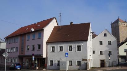 Bild: weu
Ein Verkauf und die Sanierung des ehemaligen Hösl-Anwesens (rechts) und des Rieder-Anwesens würde eine enorme Aufwertung für den Jobplatz bedeuten.