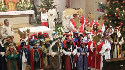 Bild: bph
In einem feierlichen Gottesdienst wurden am Neujahrstag die Sternsinger ausgesandt in die Straßen von Nabburg und die Ortschaften der Pfarrei.