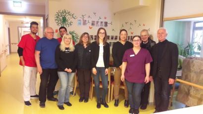 Bild: öt
Im Senioren-Servicehaus Neusorg besuchen beim Neujahrsempfang Auszubildender Imad Checkroun (von links), Heimbeiratsvorsitzender Lutz Wuttke, Azubi Jakob Langmeier, Pflegedienstleiterin Kristina Meier, Verwaltungsleitung Iris Riedl, Projektleiterin Eva Maria Hasenfürter, Hausleiterin Tina Ahrendt, Stefanie Bodenschatz von der sozialen Betreuung, Pfarrer Hans Riedl und Bürgermeister Peter König die Bewohner und wünschten ihnen ein glückliches und gesundes neues Jahr.