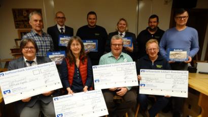 Bild: ct
Über die Spende der Schlichter Chronik-Verfasser Peter Wismeth (links) und Stefan Weiß (rechts) freuen sich (sitzend von linka) Anja Schertl (WVK), Monika Krieger (Kita), Ewald Vater (FCS) und Herbert Wiesnet (FFW).