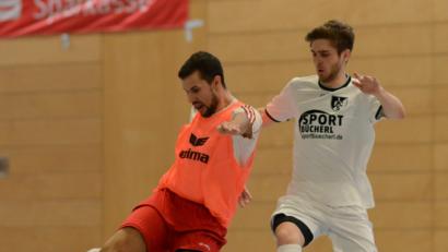 Bild: ham
Der TV Nabburg war am Sonntag nicht zu stoppen: Patrick Greindl (links) und seine Teamkollegen qualifizierten sich in Schwarzenfeld für die Futsal-Endrunde in Roding.