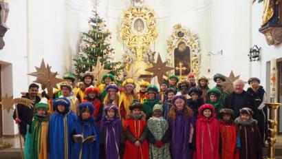 Bild: gz
Insgesamt 29 Sternsinger entstandten Pfarrer Erwin Bauer und Pfarrvikar Bivin, darunter der Stern von Berlin (li).