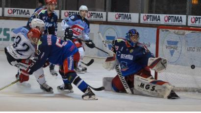 Bild: Rudi Gebert
Die Blue Devils verloren am Sonntag das Derby bei den Selber Wölfen mit 2:3 nach Verlängerung. Das Bild zeigt den Treffer von Herbert Geisberger (links) zum zwischenzeitlichen 1:2.