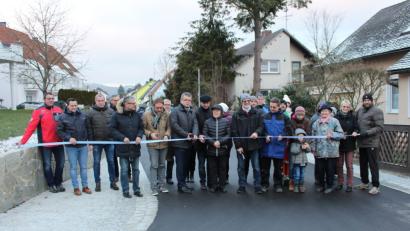 Bild: sns
Bürgermeister Martin Birner durfte die Schere ansetzen und die Straße zusammen mit weiteren Verantwortlichen für den Verkehr freigeben.