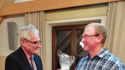 Bild: Brendel, Hubert (BR)
Nachdem Alexander Hecht (rechts) am Kurs „Grundlagen für den Kläranlagenbetrieb“ teilgenommen und die Abschlussprüfung erfolgreich bestanden hat, überreicht ihm beim Neujahrsempfang Bürgermeister Manfred Kratzer neben einer kleinen Brotzeit die Urkunde der Deutschen Vereinigung für die Wasserwirtschaft.