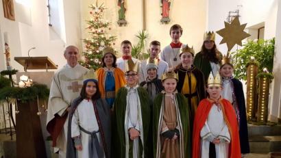 Bild: gi
Bei schlechter Witterung waren am Samstag die Sternsinger der Filialgemeinde Tröbes unterwegs und brachten in die Häuser den Segen und baten um eine Spende für die Kinder.