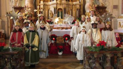 Bild: sck
Die Michelfelder Sternsinger bei der abschließenden Familienmesse am Dreikönigstag.