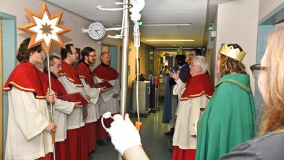 Bild: Petra Hartl
Ob Infusion oder nicht – wer sein Bett verlassen kann, kommt aus dem Patientenzimmer heraus und lauscht dem sonoren Gesang der Großen Sternsinger auf den Fluren des Klinikums St. Marien. Dort, aber auch im Marienheim, im Bürgerspital und der JVA sowie in mehreren Gottesdiensten hat die seit über fünf Jahrzehnten agierende Gruppe Erwachsener alljährlich am Dreikönigstag ihren großen Auftritt.