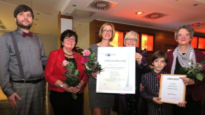 Bild: Hirsch
Jonas Joswig (links) und Inge Bauer-Joswig (Dritte von rechts) ehrten die Mitarbeiterinnen Sigrid Willmann (rechts) und Sandra Schmidbauer-Hermann (Dritte von links) und verabschiedeten Buchhalterin Doris Koller (Zweite von links).