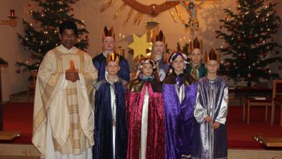 Bild: ral
Das Bild zeigt die Sternsinger aus Trisching bei ihrer Aussendung durch Pfarrvikar Pater Charles.