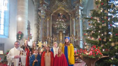 Bild: jzk
Einige der Sternsinger ministrieren beim Sternsinger-Gottesdienst am Dreikönigstag in der Stadtpfarrkirche.
