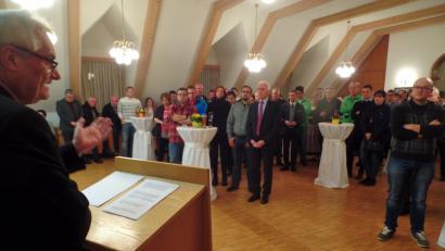 Bild: Brendel, Hubert (BR)
Für Bürgermeister Manfred Kratzer (links) gilt in seinem Jahresrückblick beim Neujahrsempfang vor zahlreichen Gästen im Sitzungssaal des Rathauses, manches könnte, manches müsste und anderes sollte angesprochen werden.