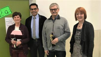 Bild: rgr
Inge Dietl (von links) wurde nach 14-jährigen Pausenverkaufs an der Schule von Rektor Thomas Schmidt verabschiedet. Mit auf dem Bild sind Konrektorin Ruth Seitz (von rechts) und Hermann Dietl.