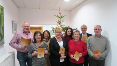 Bild: ua
Die Macher des Seniorenprogrammes (von links.): Seniorenbeauftragter und stellvertretender Bürgermeister Ursensollen, Norbert Schmid, Barbara Kreitmeier (Koordinatorin Rathaus Ammerthal), Bürgermeisterin Alexandra Sitter, Monika Fruth (Seniorenbeauftragte Ammerthal), Sonja Scharl (Koordinatorin Ursensollen und verantwortlich für Layout), Maria Graml (stellvertretende Seniorenbeauftragte Ursensollen), Ursensollens Bürgermeister Franz Mädler und Kulturbeauftragter von Ammerthal, Dieter Strobel.