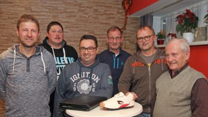 Bild: nm
Peter Meier (Zweiter von links) steht weiterhin an der Spitze der Alten Herren im TSV Flossenbürg. Unterstützung kommt von Jürgen Pohl, Matthias Someschan, Hans Träger, Jürgen Geyer und Karl Birkner (von links). Bild: nm