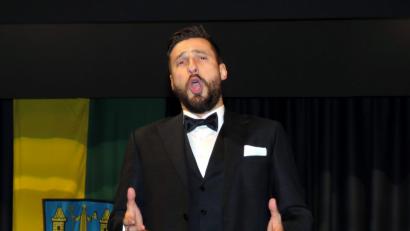 Bild: ubb
Der Star des Abends ist Ivan Naumovski. Mit der Leichtigkeit und Eleganz der Profiklasse singt er sich in die Herzen des Publikums.
