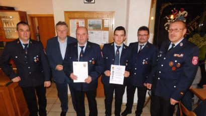 Bild: hai
Helmut Krokauer (Dritter von links) ist seit 40 Jahren ein aktiver Feuerwehrmann. Sebastian Schwenk (Dritter von rechts) hat alle Stufen des Wissenstests erfolgreich durchlaufen. Beiden gratulierten Vorsitzender Harald Schwenk, Bürgermeister Manfred Porsch, Kommandant Markus Seitz und Kreisbrandmeister Karlheinz Sehnke (von links).