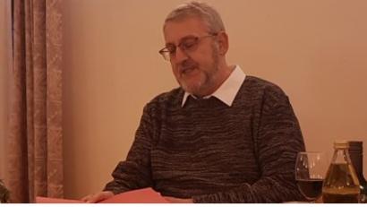 Bild: wku
Regisseur Hans Walter Bottenbruch bei seiner Lesung anlässlich des Neujahrsempfangs der evangelischen Kirchengemeinde Hirschau.