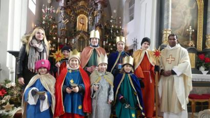 Bild: ils
Theresia Witt, Johanna Maier, Oliver Roy, Pascal Kraus, Fabian Schieder, Pfr. Pennoraj (Hintere Reihe) Lea Schieder, Danavanoska Maier, Emma Scheidler, Luisa Maier (Vordere Reihe)