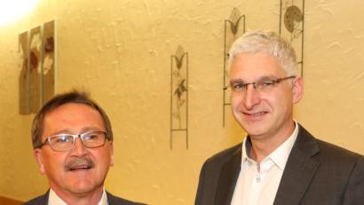 Bild: njn
Seinen 50. Geburtstag kann Reinhold Kastner (rechts) feiern. Mit auf dem Bild Bürgermeister Hans Donko (links).