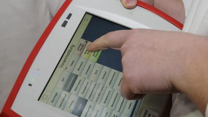 Bild: ge
Schon am Behandlungsort können die ersten Daten in das Nida-Pad eingegeben und versandt werden – eine große Hilfe für die weitere schnelle Behandlung des Patienten.