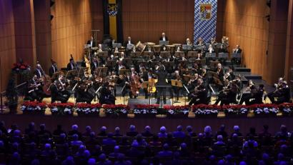 Bild: Petra Hartl
Einen bunten musikalischen Strauß haben die Nürnberger Symphoniker für dieses Neujahrskonzert zusammengestellt. Unter der Leitung ihres neuen Chefdirigenten Kahchun Wong präsentieren sie ein prächtiges Potpourri mitreißender Melodien.