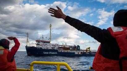 Bild: Chris Grodotzki/Sea-Watch.org/dpa
Dieses von Sea-Watch.org zur Verfügung gestellte Foto zeigt gerettete Migranten und neue Besatzungsmitglieder an Bord der Sea-Watch 3. Im Vordergrund verabschieden sich Besatzungsmitglieder der Mission 17 beim Besatzungswechsel.