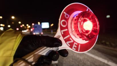 Symbolbild: Patrick Seeger/dpa
Zwei junge Autofahrer unter Drogeneinfluss erwischte die Polizei am Sonntagnachmittag in Weiden.