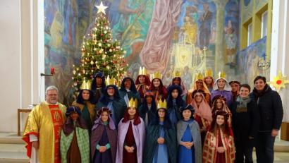 Bild: rgl
Die Oberwildenauer Sternsinger mit Pfarrer Arnold Pirner (links) und den Betreuerinnen Silvia Ippisch und Alexandra Voit (rechts)