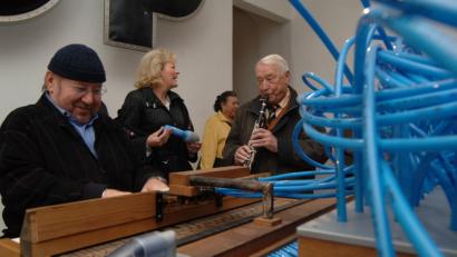 Bild: uax
Auch das ist das Luftmuseum: 2006 betreten die Swing-Legenden Hugo Strasser (rechts) und Helmut Reinhardt an der Luftorgel musikalisches Neuland.