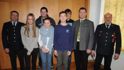 Bild: bey
Katja Frischholz, Natalie Riedl und Nico Riedl sind die neuen Mitglieder der Jugendfeuerwehr Burkhardsrieth. Sie begrüßen Vorsitzender Martin Völkl (links), Kommandant Herbert Lindner, Bürgermeister Rainer Rewitzer (von rechts) und die Leitung der Jugendgruppe (im Hintergrund).