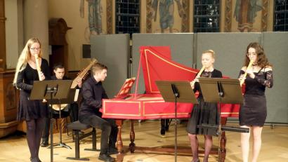 Bild: cog
Die Junge Sulzbacher Hofmusik beeindruckt das Nürnberger Publikum mit einer barocken Sonate. Zu hören sind die Blockflötistinnen Felicitas Groth, Emma Löffler und Anna-Lena Schmidt (von links), Lautenist Hannes Weigert und Cembalist Maximilian Hauer.