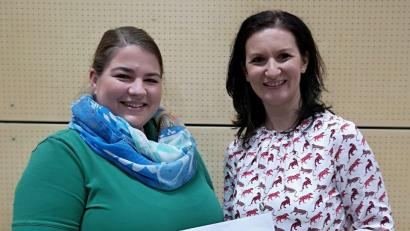 Bild: sön
Goaslandler-Vorsitzende Franziska Haas (links) übergab nach der letzten Abendvorstellung eine Spende von 350 Euro an Rektorin Christine Kölbl. (rechts)