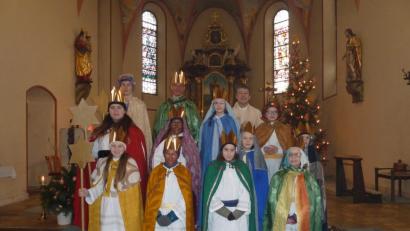 Bild: exb
Die Sternsinger im Aussendungsgottesdienst mit Pfarrer Adam Nieciecki .