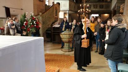 Bild: gru
Pfarrer Matthias Ahnert holt sich die Konfirmanden und Präparanden zur Unterstützung, als er mit dem Ausräumen in St. Stephanus beginnt.