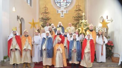 Bild: fz
In neuen Gewändern machen sich die 16 Sternsinger auf ihren Weg.