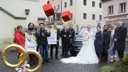 Bild: Gabi Schönberger
Ihr Würfelglück dürfen Hochzeitsjubilare und Brautpaare versuchen, die 2019 heiraten. Insgesamt zwölf Fachgeschäfte beteiligen sich an "Weidener Hochzeitswochen".
