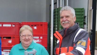 Bild: Hirsch
Karin Seidel (links) und Hans Langen (rechts) engagieren sich ehrenamtlich in der "Schwandorfer Tafel" und suchen Verstärkung.