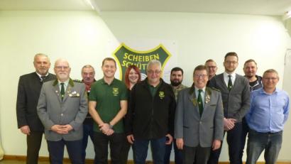 Bild: bk
Dieses Führungsteam will die Scheibenschützen auf Erfolgskurs halten: Peter Nickl, Martin Oppitz, Thomas Waldenmayer, Georg Regn, Christian Schmidt, Stefan Waldenmayer (vorne, von links), dahinter Hans Himmler, Laura Waldenmayer, Thomas Ziegler, Roman Sparrer und Florian Hirmer.