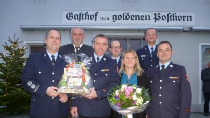 Bild: bk
Seit 25 Jahren Kommandant mit Leib und Seele: Alexander Kummer mit Ehefrau Daniela (Mitte). Es gratulieren zum Jubiläum zweiter Kommandant Daniel Schweiger, Bürgermeister Ludwig Biller, die Vorsitzenden Thomas Gmeiner und Erwin Tafelmeyer sowie Kreisbrandmeister Gerald Wölfl. (von links)