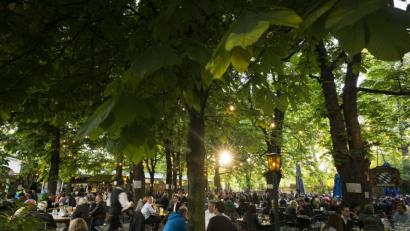 Bild: Peter Kneffel
Besucher genießen im Biergarten den Sonnenuntergang. Foto: Peter Kneffel/Archiv