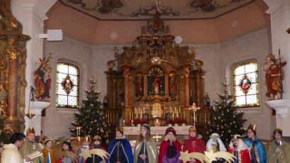 Bild: Gerd Kaufmann
Pater Samuel Patton (links) beim Segensgebet vor der Aussendung der Thurndorfer Sternsinger.