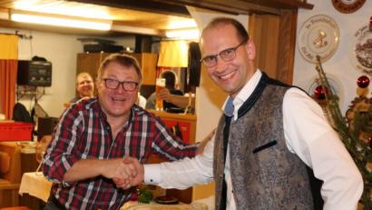 Bild: rpp
Auktionator Erwin Lottes (links) gratuliert Ely Eibisch zur Steigerung des Stamms. Er hat nun eine ordentliche Brotzeit mit Verdauungshilfe.