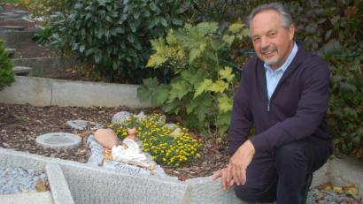 Bild: gib
Manfred Hanglberger in seinem Garten am Grab seines verstorbenen Katers „Kaiser Franz Joseph“.