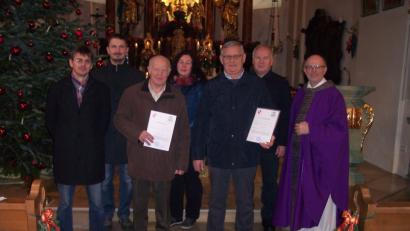 Bild: Christa Forster/exb
Kirchenpfleger Markus Fuchs (links) sowie Pfarrer Herbert Rösl (rechts) verabschiedeten Josef Hoch (Dritter von links) und Josef Forster (Dritter von rechts). Mit im Bild die neuen Kirchenverwaltungsmitglieder (hinten, von links) Stefan Biegerl, Sabine Baumer und Johann Forster.