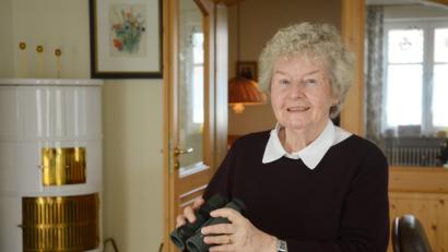 Bild: Gabi Schönberger
Das Fernglas ist immer griffbereit. Damit hat Helga Bradatsch nicht nur "ihre" Störche im Blick. Am Mittwoch feiert die Hobbyornithologin 80. Geburtstag.