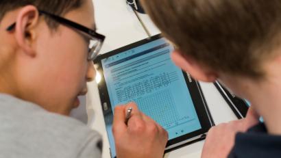 Bild: Julian Stratenschulte/dpa
Lernen mit Tablet-Computern in einem digitalen Klassenzimmer (Symbolbild): Auch der Landkreis Amberg-Sulzbach will den Weg der Digitalisierung der Schulen mitgehen. Er will ein gemeinsames Konzept entwickeln und zwei EDV-Experten einstellen.