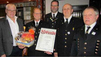 Bild: sck
Eine besondere Auszeichnung verleiht der Bergknappenverein Auerbach (von links): Dritter Bürgermeister Norbert Gradl, das neue Ehrenmitglied Peter Schreg, Landesverbandsvorsitzender Armin Kraus, der alte und neue Vorsitzende Andreas Wilhelm sowie sein künftiger Vize Herbert Karl.
