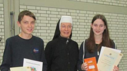 Bild: wku
Korbinian Brunner, Sr. Lioba Endres und Theresa Wopperer bei der Preisverleihung.